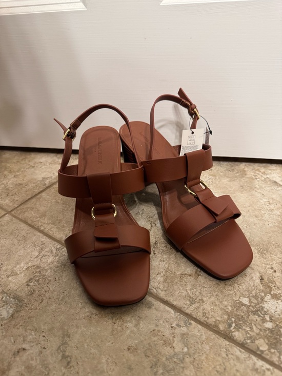 Banana Republic Shoes - NWT Banana Republic brown sandals